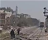 يقظة قائد قطار تًنقذ حياة سيدة حاولت الانتحار بقنا  | فيديو