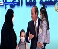 «السيسي» يحمل ابنة الدكتور أبو غنيمة شهيد كورونا فى الاحتفال بيوم الشهيد