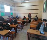 طلاب «ثانية ثانوي» يؤدون اختبارات «اللغة الإنجليزية والكيمياء» إلكترونيًا