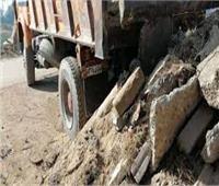 ضبط سيارة تلقى بمخلفات البناء  فى الطريق العام بمدينة البياضية