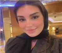 ارتدت حجاباً وعباءة سوداء.. إطلالة خليجية لـ«ياسمين صبري» في دبي