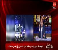 تعليق «كوميدي» من عمرو أديب على سقوط الهضبة |فيديو