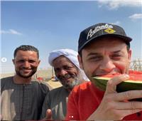 فيديو| مصطفى قمر يظهر مع باعة جائلين ويعلق «بطيخ عسل»