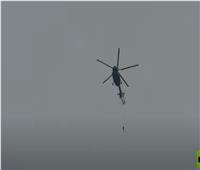«مظلي» يعلق بذيل مروحية أثناء تحليقه على ارتفاع 2000 متر| فيديو