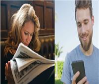 دراسة: قراءة النساء للصحف واستخدام الرجال للهاتف يقي من «الخرف»