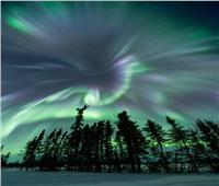ظهور أضواء ساطعة الشفق القطبي بالدائرة القطبية الشمالية