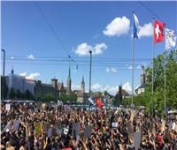 آلاف المتظاهرين بسويسرا احتجاجا على تدابير مكافحة كورونا 