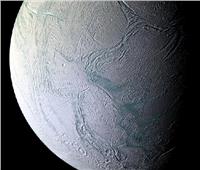 علماء: قمر زحل «إنسيلادوس» قد يستضيف حياة لكائنات فضائية