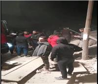 انتشال شخصين وطفل من تحت أنقاض العقار المنهار بجسر السويس.. فيديو وصور
