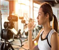 شرب الماء وممارسة الرياضة.. تخلصك من آلام المعدة والانتفاخات  