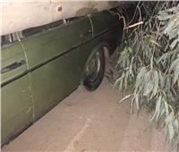 سقوط شجرة ضخمة على سيارة ملاكي بسبب الرياح الشديدة بمدينة الغردقة