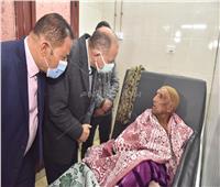 محافظ أسيوط يزور مصابي حادث قطار سوهاج بالمستشفى