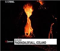 بالفيديو| حمم بركانية تكتسح واديًا في أيسلندا وتجتذب عددًا من المتفرجين