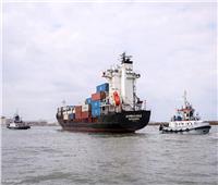 بعد تعطل ماكيناتها.. ميناء دمياط ينجح في إنقاذ وقطر سفينة حاويات| صور 