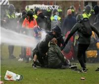 الشرطة الهولندية تستخدم خراطيم المياه لتفريق المتظاهرين ضد قيود كورونا