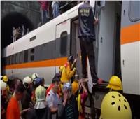 مصرع 41 شخصًا في خروج قطار عن السكة الحديدية بتايوان| فيديو
