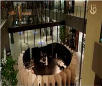 مسرح ياباني يقدم تجربة مشاهدة فريدة عبر فتحات صغيرة| فيديو