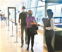 مطار الغردقة يستقبل السياح بالورود