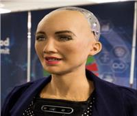 شاهد| الروبوت «صوفيا» ترسم لوحة رقمية وتبيعها بسعر خيالي