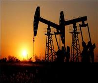 انخفاض أسعار النفط العالمية لأكثر من 3 % متأثرة بزيادة المعروض 