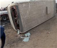 إصابة 22 عامل في تصادم سيارة نقل وميني باص في السويس 