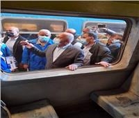 وزير النقل: إلزام المواطنين بارتداء الكمامات الطبية في القطارات.. صور