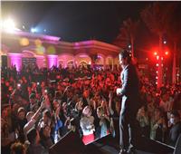 مصطفى حجاج وعمر كمال يشعلان أولى فقرات حفل تامر حسني في القاهرة الجديدة 