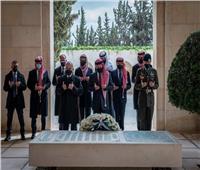 ملك الأردن وأمراء المملكة يقرأون الفاتحة للملك الحسين عند قبره
