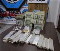 صور| العثور على أموال وقطع ذهبية خبأها «داعش» تحت أنقاض الموصل