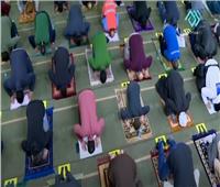 «بسجادة وكمامة وتباعد»..صلاة التراويح تعيد أنوار رمضان إلى المساجد  |  فيديو