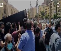 لحظة تشييع جثمان أرملة الفنان «خالد صالح» من مسجد عمرو بن العاص | فيديو 