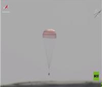 لحظة هبوط طاقم من رواد الفضاء بنجاح في كازاخستان| فيديو