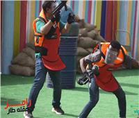 رامز جلال يضرب فهد المولد بمسدس ألوان في «رامز عقله طار» | فيديو