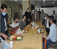 رئيس جامعة حلوان يشارك الطلاب إفطار رمضان