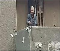 «صدومة» يلقي بالأموال من النافذة في رمضان | فيديو‎