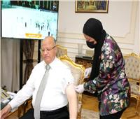محافظ القاهرة يتلقى لقاح كورونا ويوجه رسالة للمواطنين