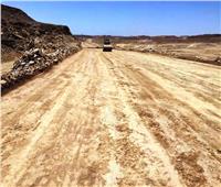 محافظ أسوان يتابع تحويل حركة النقل الثقيل إلى الصحراوي الغربي مباشرة