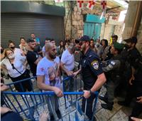 شرطة الاحتلال تعتدي على المسيحيين قرب كنيسة القيامة بالقدس| فيديو