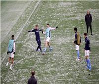 الثلوج تكسي ملعب «الاتحاد» قبل انطلاق مباراة مانشستر سيتي وسان جيرمان