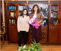 وزيرة الهجرة تستقبل فتاة مصرية بعد حل أزمة توقفها بأحد المطارات 