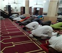رواد المساجد يشيدون بالإجراءات الاحترازية خلال صلاة التراويح بكفر الشيخ