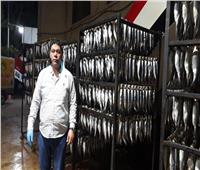«صناعة الرنجة».. تدخين وتمليح السمكة الهولندية بأيادي مصرية | صور وفيديو