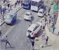 خلال المواجهات.. سيارة تدهس فلسطينيين بطريقة جنونية | فيديو