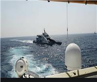 سفينة أمريكية تطلق عشرات الطلقات التحذيرية لزوارق إيرانية هجومية