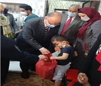 محافظ القاهرة يوزع «الكحك والعيدية» على أطفال إحدى دور الأيتام