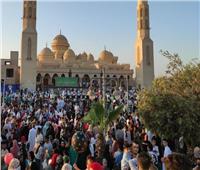 الآلاف يؤدون صلاة عيد الفطر بساحة مسجد الميناء بالغردقة