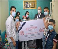 الخشت يقدم هدايا الرئيس السيسي لأسر شهداء القطاع الطبي| فيديو