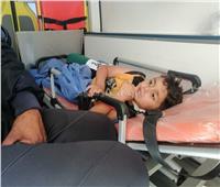 الطفل الفلسطيني «يزن» المصاب بقصف غزة يصل مستشفى العريش| فيديو