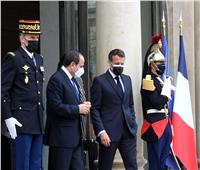 ماكرون يودع الرئيس السيسي عقب انتهاء القمة «المصرية - الفرنسية» | صور