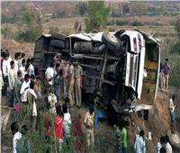 إصابة 16 شخصا جراء سقوط حافلة بحفرة في الهند
